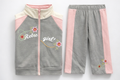 Ensemble Bébé 3 Pièces “Retro Girl” – Veste Zippée + Pantalon + Tee-shirt ML (Gris/Rose)