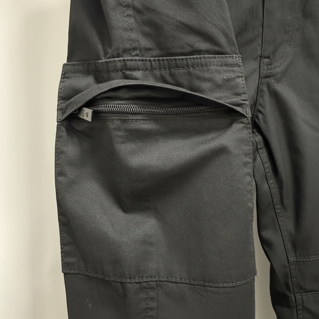 Pantalon cargo noir – détail poche cargo cuisse