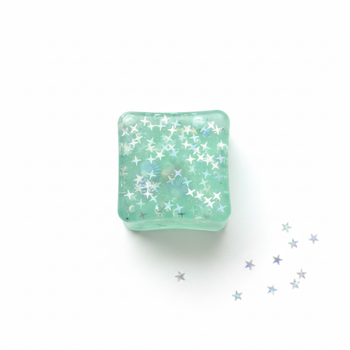 Cube Squeeze - flatlay fond blanc étoiles